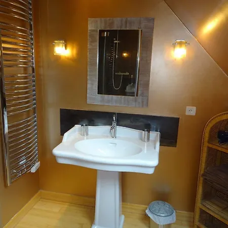 Bed & Breakfast Manoir De Savigny 2*